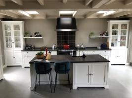 Witte Keuken Met Zwart Natuursteen Blad